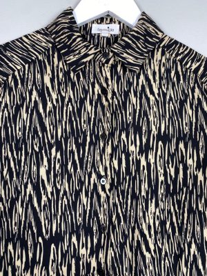 Emma Ella str. M/L <br/> mønstret skjortekjole i sort og beige