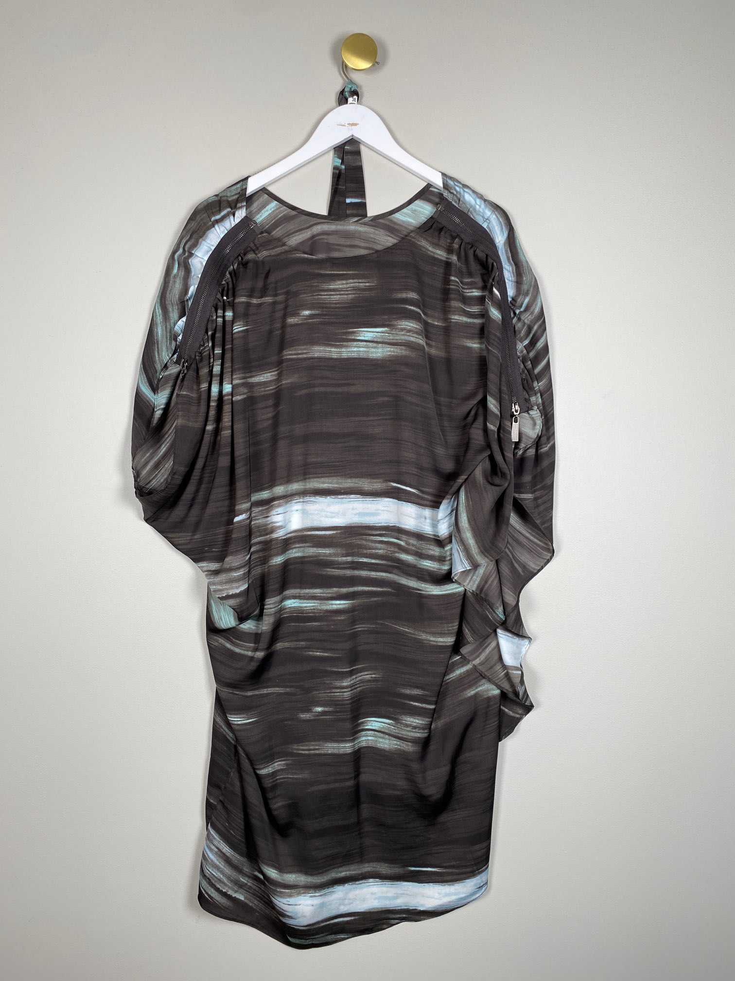 Karen by Simonsen str. 38 <br/> stribet kjole med lynlåsdetalje og bindebånd