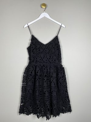 Copenhagen Muse str. S <br/>  sort kort blondekjole med smal strop