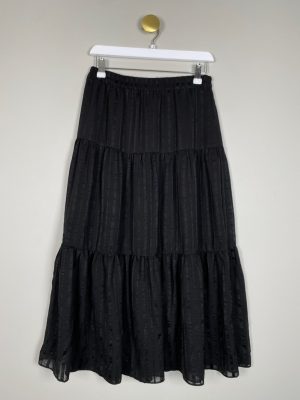 Second Female str. S <br/>  sort nederdel i crepagtigt stof