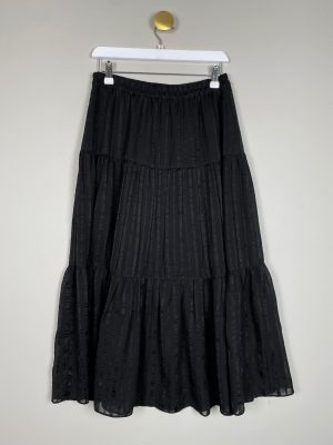 Second Female str. S <br/>  sort nederdel i crepagtigt stof