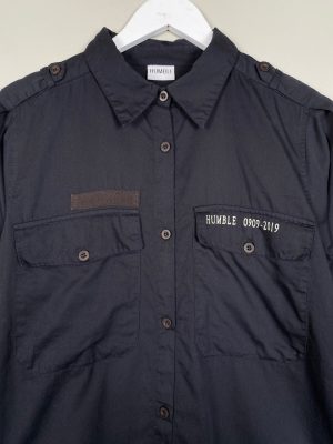 Humble str. S <br/> sort skjorte med lommer og skulderstropper