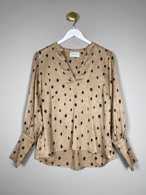 Neo Noir str. S <br/> bluse i beige med sorte spots