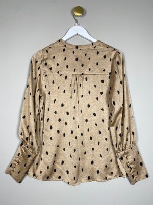 Neo Noir str. S <br/> bluse i beige med sorte spots