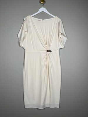 Anne Klein str. 40 <br/> råhvid kjole med læderspænde ved talje