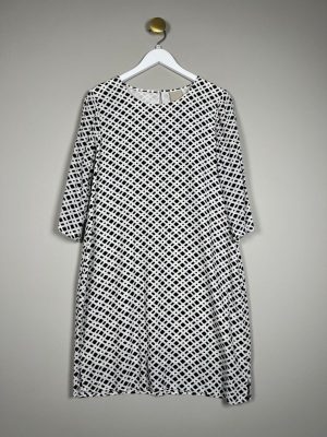 PBO str. 40 <br/> hvid kjole med sort mønster