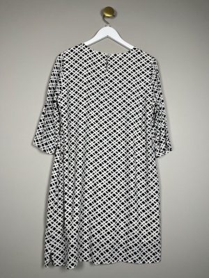 PBO str. 40 <br/> hvid kjole med sort mønster