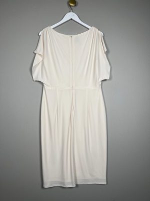 Anne Klein str. 40 <br/> råhvid kjole med læderspænde ved talje