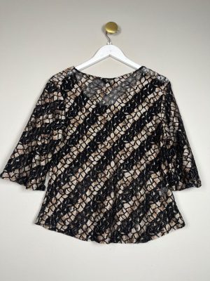 JL Design str. XL <br/> sort gylden mønstret blonde bluse