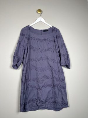 Bruuns Bazaar str. 42 <br/> dueblå kjole med broderet mønster