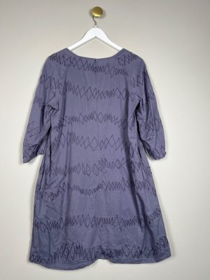 Bruuns Bazaar str. 42 <br/> dueblå kjole med broderet mønster