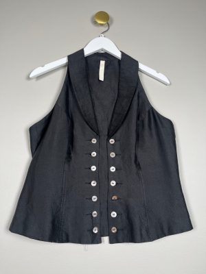 Creton str. 44 <br/> sort vest med application på ryg og dobbelt knapluk for