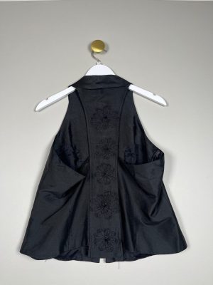 Creton str. 44 <br/> sort vest med application på ryg og dobbelt knapluk for