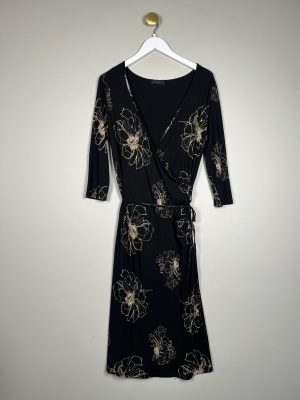 Vero Moda str. XL <br/> sort mønstret kjole med slåomeffekt