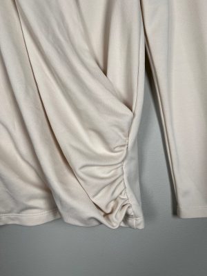 InWear str. S <br/> beige bluse med slå-om effekt