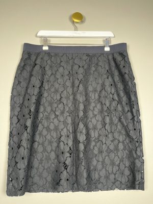 Cream str. 46 <br/> sort blondenederdel