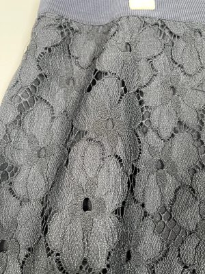 Cream str. 46 <br/> sort blondenederdel