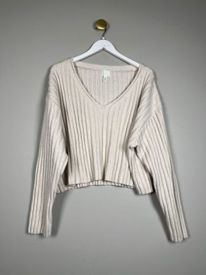 H&M str. XL <br/> kort råhvid strikbluse