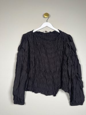 Cream str. 46 <br/> sort bluse med smock