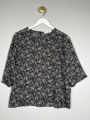 Co'Couture str. S <br/> sort bluse med gråt/guld mønster