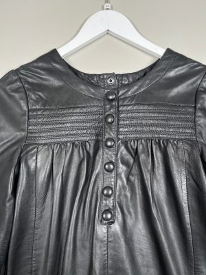 Bruuns Bazaar str. 34 <br/> sort læderkjole