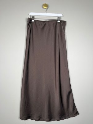 Neo Noir str. 44 <br/>  brun lang taft nederdel