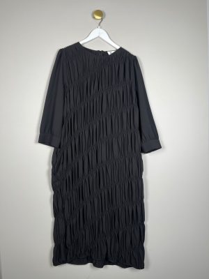 Second female str. XL <br/>  sort kjole I crepestof med elastisk rynkeeffekt