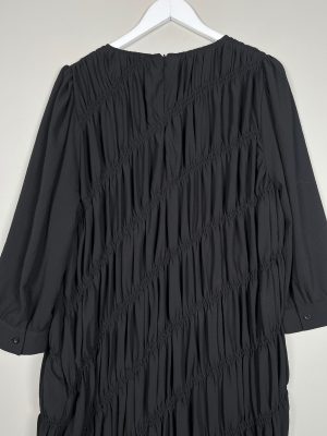 Second female str. XL <br/>  sort kjole I crepestof med elastisk rynkeeffekt