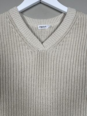 Filippa K str. L <br/> kort beige strikvest