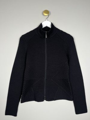 Trine Kryger Simonsen str. 34<br/> sort cardigan med lynlås
