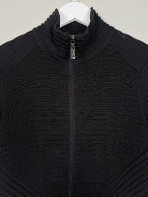 Trine Kryger Simonsen str. 34<br/> sort cardigan med lynlås