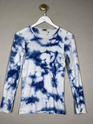 Nørgaard str. S M <br/> batik tight bluse hvid lyseblå