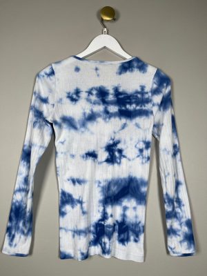 Nørgaard str. S M <br/> batik tight bluse hvid lyseblå