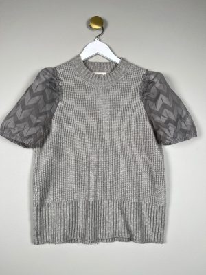 Levete str. M <br/>  kortærmet grå strik med blonde ærmer