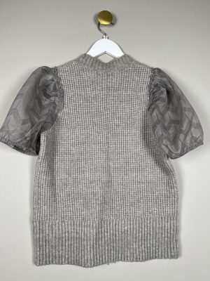 Levete str. M <br/>  kortærmet grå strik med blonde ærmer