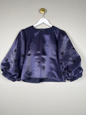 Resume str. 36 <br/>  mørk lilla taft bluse med perlebesætning