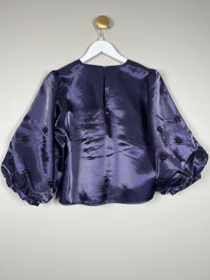 Resume str. 36 <br/>  mørk lilla taft bluse med perlebesætning