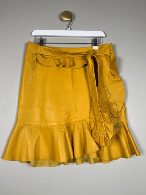 Munthe str. 38 <br/>  kort curry skindnederdel med flæse