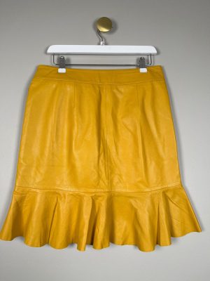 Munthe str. 38 <br/>  kort curry skindnederdel med flæse