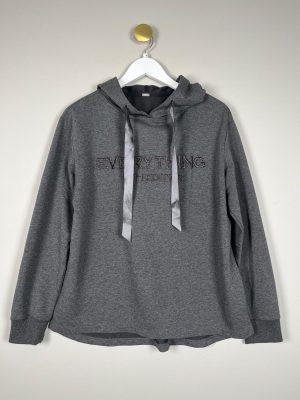 Gustav str. M <br/>  grå hoodie med tryk foran