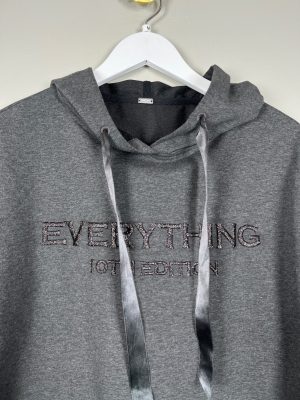 Gustav str. M <br/>  grå hoodie med tryk foran