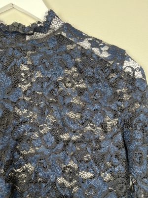 2-Biz str. S <br/> mørkeblå blondebluse