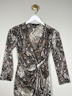 Star by Julien McDonald str. S <br/> kjole med drapering, slangeskindsmønstret