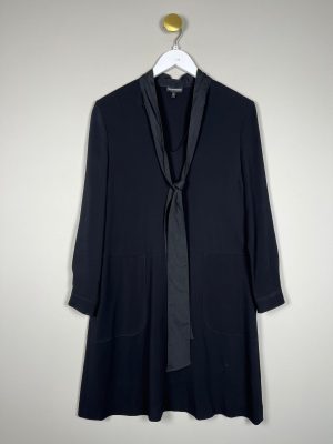 Armani str. 42 <br/> sort kjole med bindebånd ved kraven