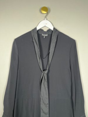 Armani str. 42 <br/> sort kjole med bindebånd ved kraven