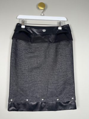 Eva Claudi str. 36 <br/> sort nederdel med stribe i siden