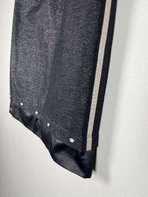 Eva Claudi str. 36 <br/> sort nederdel med stribe i siden