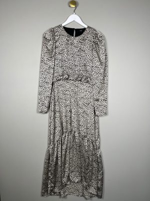 Next str. S <br/> lang råhvid kjole med sort mønster