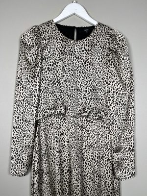 Next str. S <br/> lang råhvid kjole med sort mønster