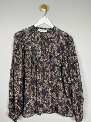 Sofie Schnoor str. S <br/> sort bluse med mønster i brun og guld